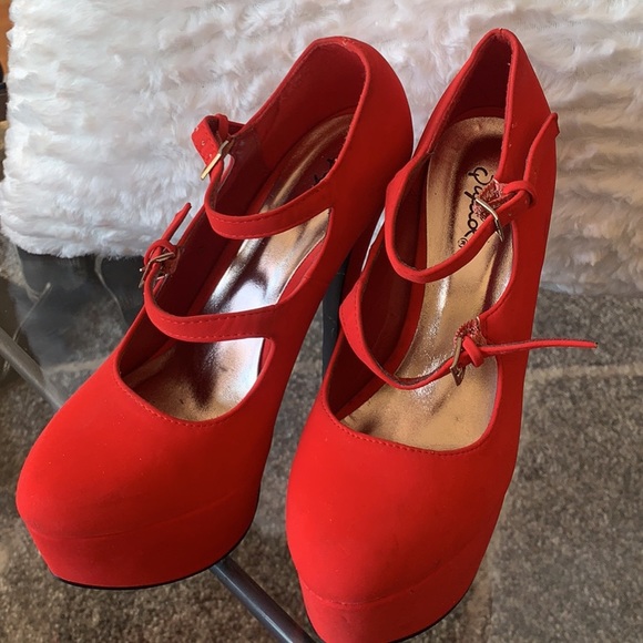 Red Pumps - Picture 2 of 4